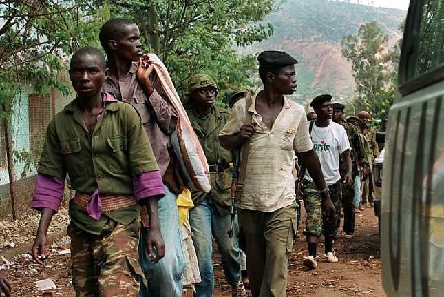20120906-ruanda-paralimpikonok-uloroplabda-hutu-katonak